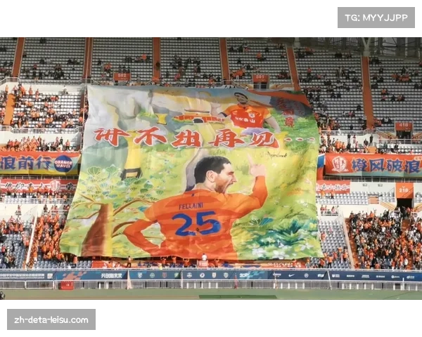 山东泰山球迷远征军在看台打出巨型TIFO，为球队助威